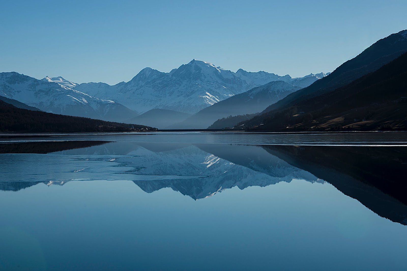 darker blue colors create a calm photo